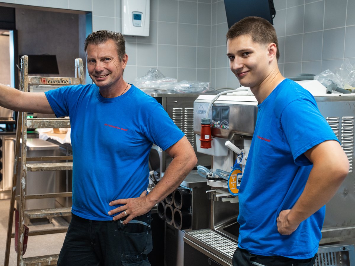Zwei Servicetechniker der GK Fullservice in einer Filialküche