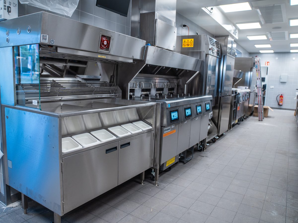 Großküche mit Grill- und Fritteusentechnik im laufenden Betrieb