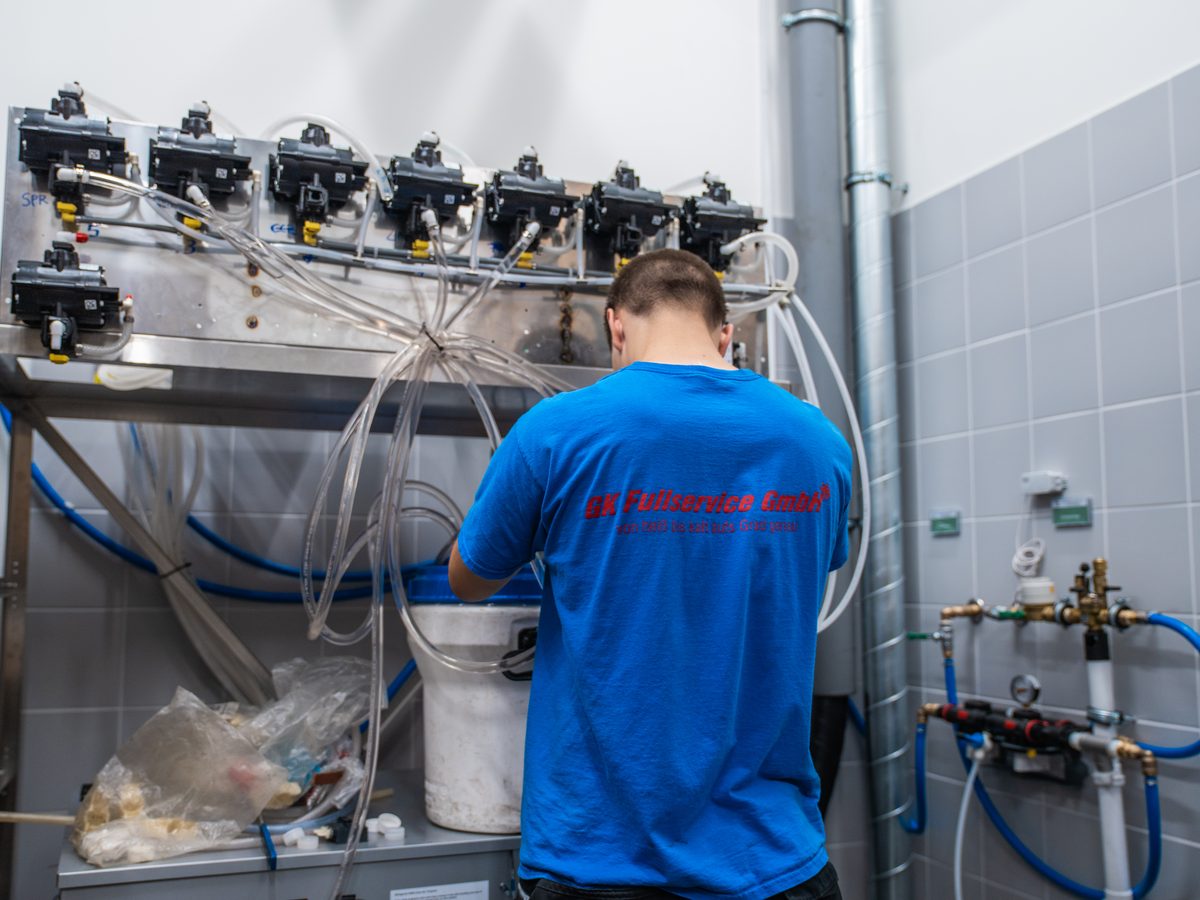 Servicetechniker der GK Fullservice an einer Getränkeanlage in einer Großküche