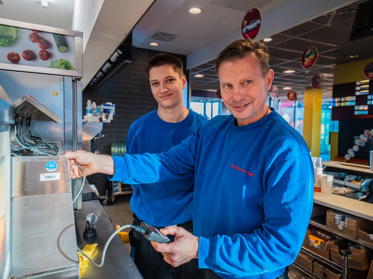 Servicetechniker der GK Fullservice bei einer Messung an der Anlagentechnik