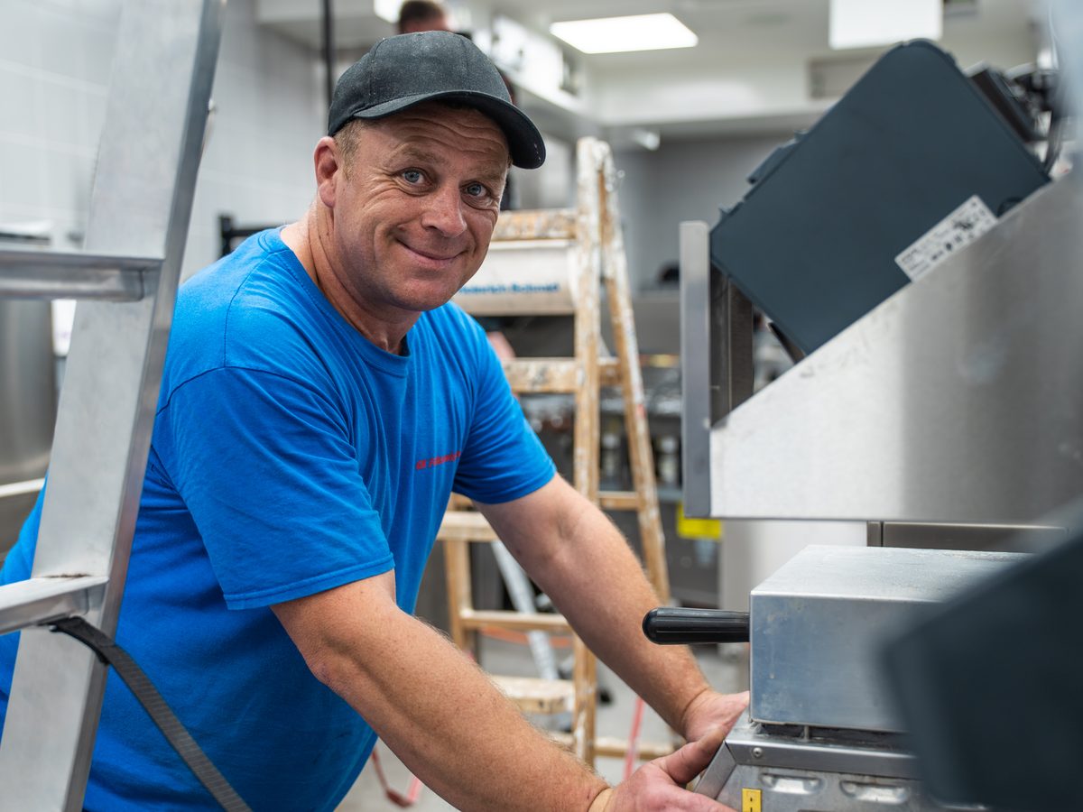 Servicetechniker der GK Fullservice bei der Reparatur eines Küchengeräts