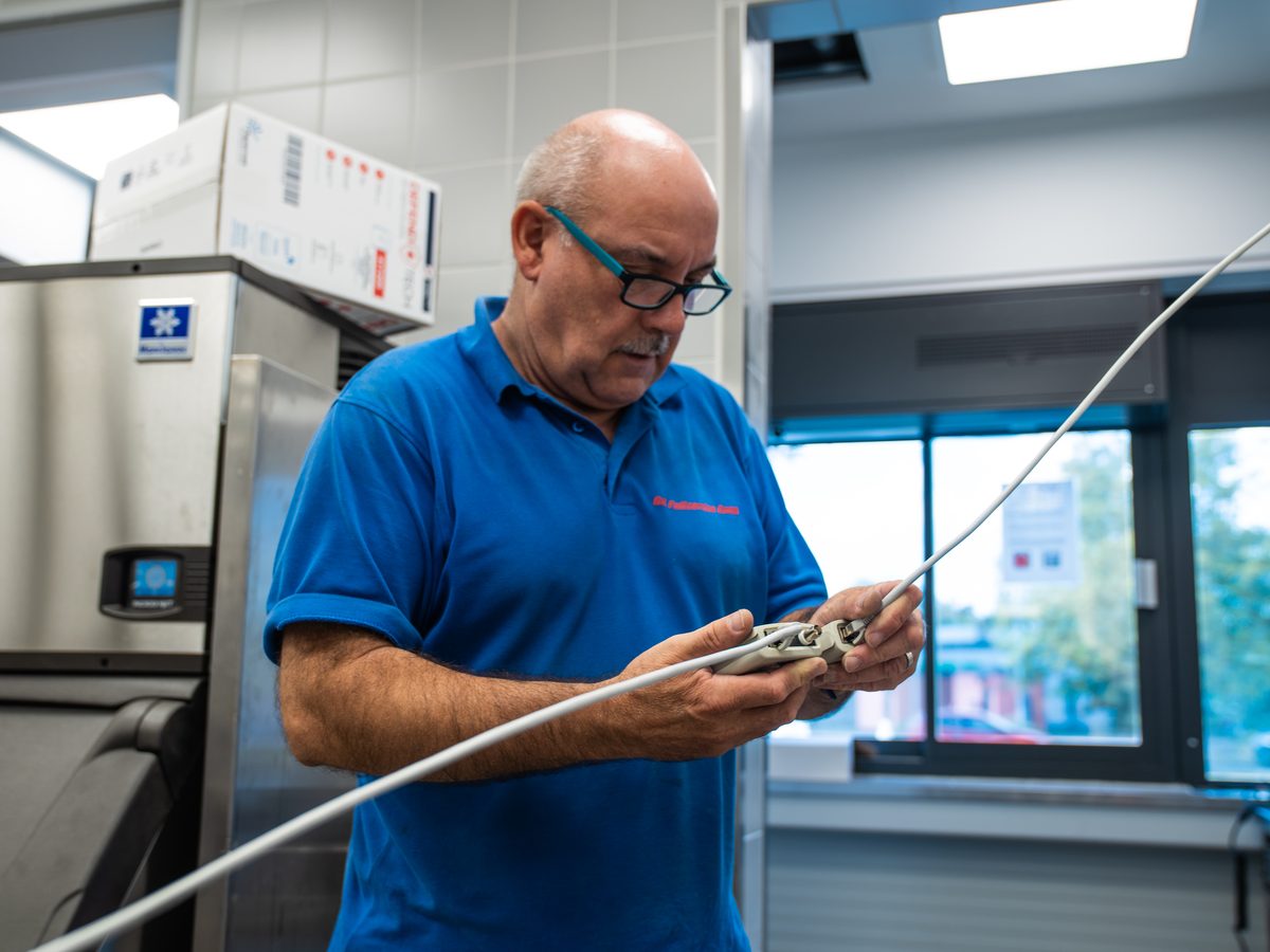 Servicetechniker der GK Fullservice mit Werkzeug im Einsatz