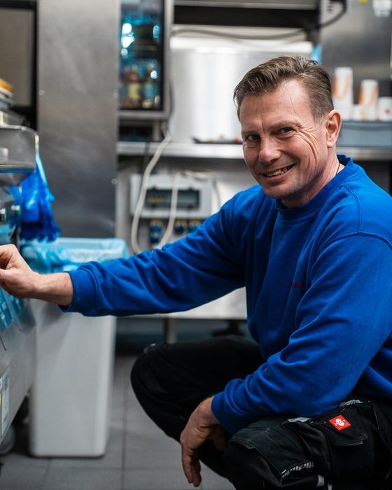 Servicetechniker der GK Fullservice bei der Arbeit an einem Küchengerät