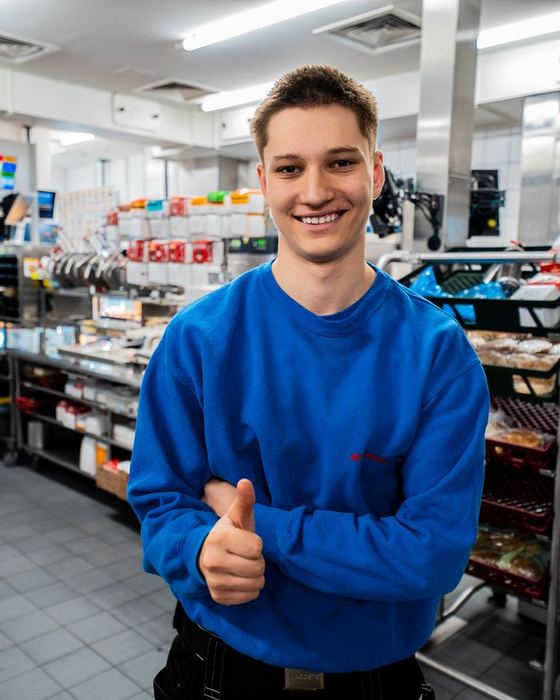 Junger Servicetechniker der GK Fullservice in einer Filialküche