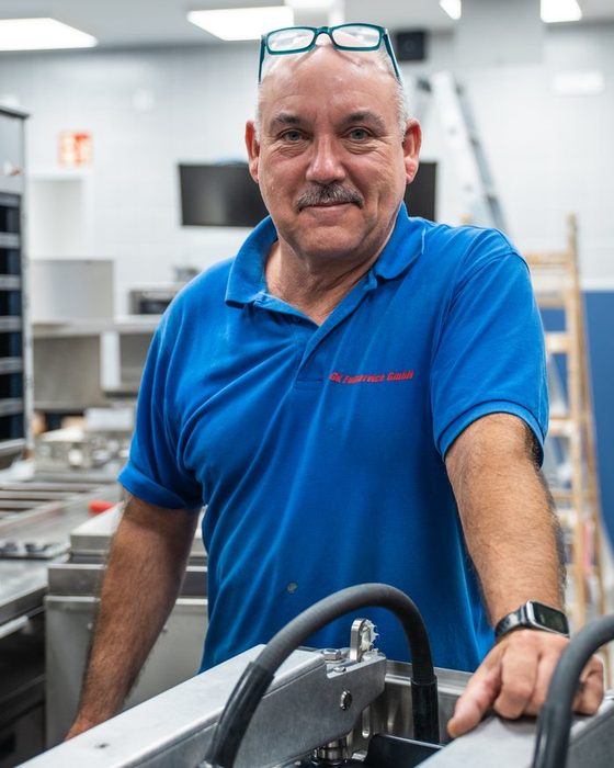 Servicetechniker der GK Fullservice an einem Grillgerät