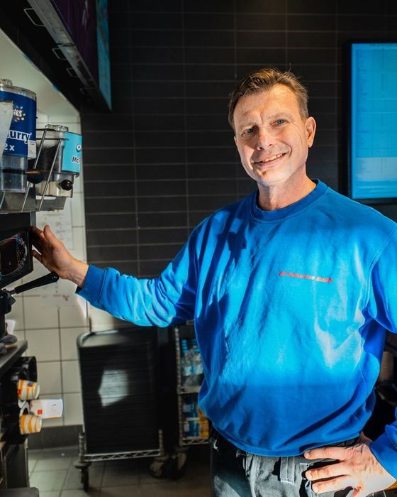 Servicetechniker der GK Fullservice an einer Kaffeemaschine
