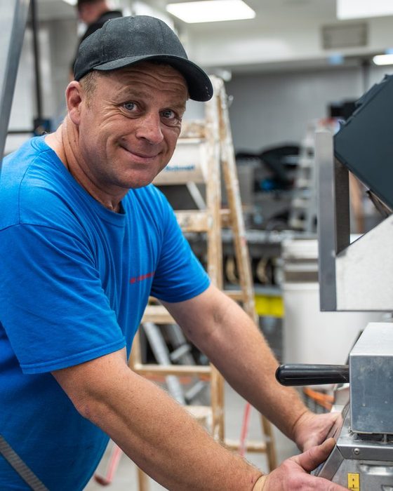 Servicetechniker der GK Fullservice bei der Wartung eines Geräts