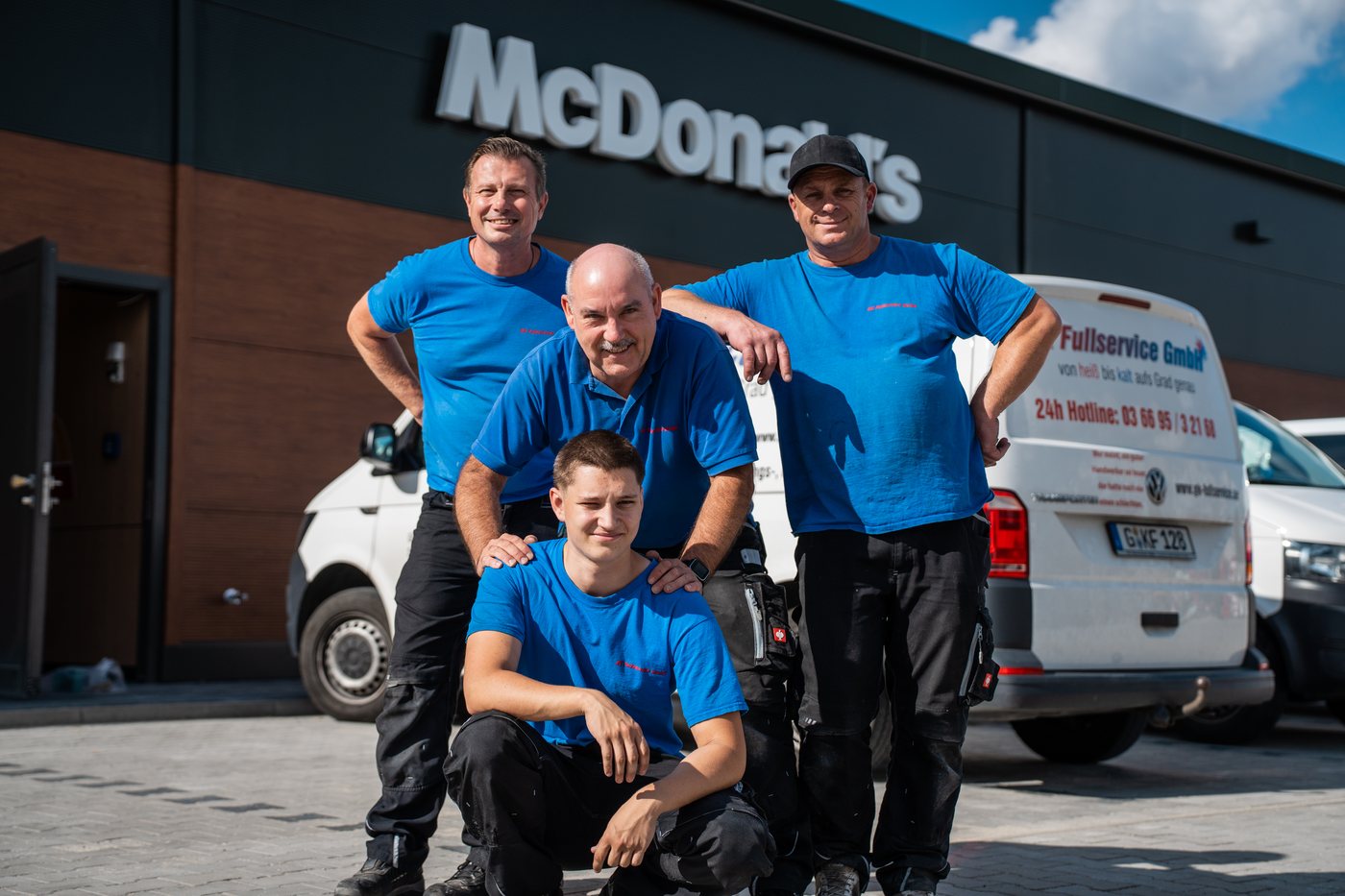 Das Team der GK Fullservice GmbH vor dem Servicefahrzeug